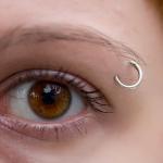 piercing do obočí rizika